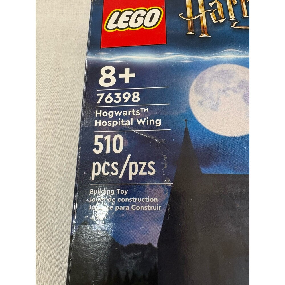 LEGO Harry Potter: Hogwarts Hospital Wing (76398) - Picture 5 of 6